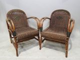 paire de chaises anciennes en osier, avec accoudoirs et pieds
