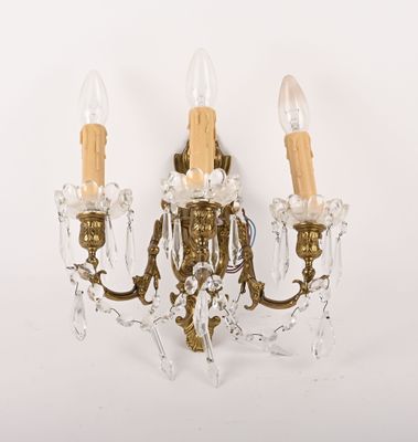 une paire d'appliques en cristal et en laiton sur fond blanc