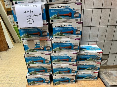 une pile de boîtes de brosses à dents posée par terre