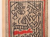 un vieux journal sur lequel est dessiné un visage