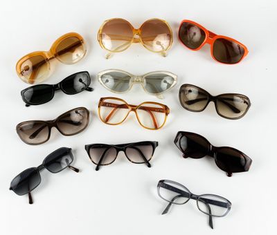 several pairs of sunglasses are arranged in a circle on a white surface
