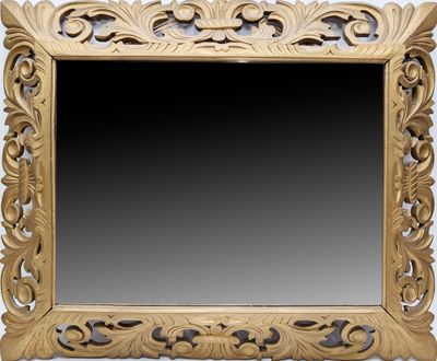 un miroir richement sculpté, avec un fond noir et un cadre doré