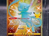 une image d'une carte Pokémon dans une boîte transparente