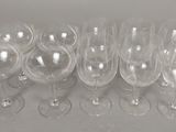 six verres à vin vides alignés sur une table