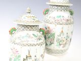 paire de vases chinois ornés de scènes asiatiques sur fond blanc