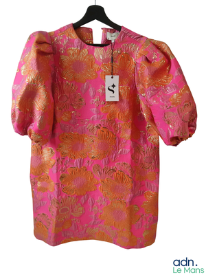 une photo d'une robe rose et orange sur un cintre