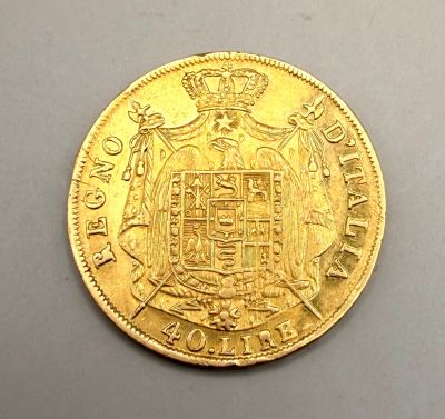 l'image d'une pièce d'or sur laquelle figurent des armoiries
