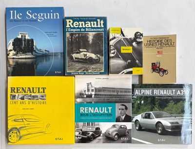 plusieurs livres posés sur une table blanche, avec une voiture et une moto