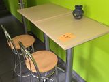 des tables et des chaises dans une pièce aux murs verts et au sol carrelé