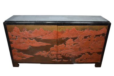 Enfilade en bois laqué noir ouvrant en façade par deux porte…