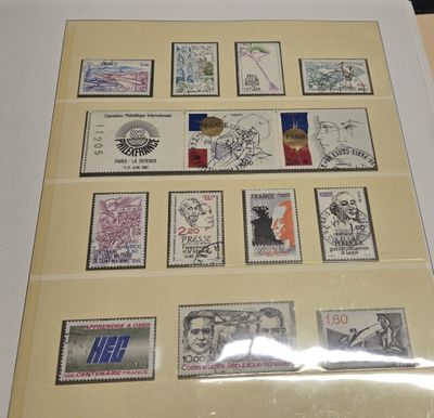 une photo d'une photo d'une collection de timbres exposée