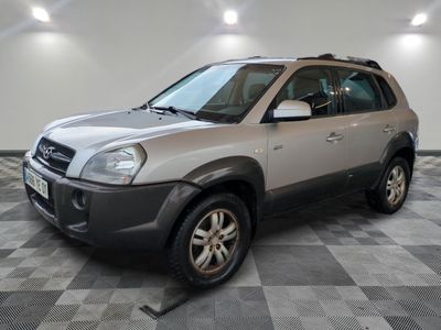 une photo d'un SUV argenté garé dans un garage