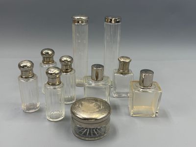 six petites bouteilles en verre avec des couvercles et des bouchons en argent
