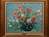 une peinture à l'huile représentant un vase de fleurs sur fond bleu