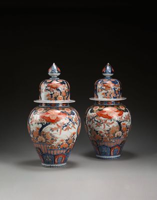 deux vases munis d'un couvercle et ornés de motifs floraux et d'oiseaux