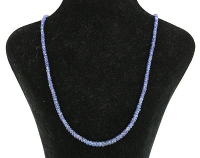 un collier de perles bleues autour du cou d'un mannequin