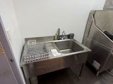 une cuisine avec un évier et une cuisinière