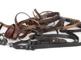 de nombreux modèles de ceintures en cuir sur fond blanc