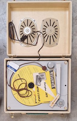 une boîte contenant deux magnétophones