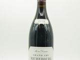 la bouteille de vin est posée sur une surface blanche