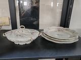deux assiettes et un bol posés sur une table