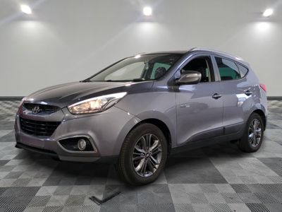 la voiture argentée est garée dans le garage sur un sol en damier