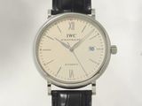 une image représentant une montre-bracelet au cadran blanc