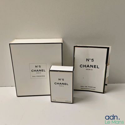 deux boîtes de parfum posées l'une à côté de l'autre sur une table