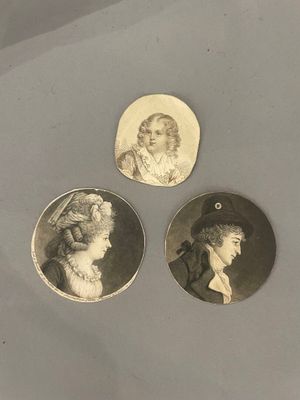 trois photos anciennes représentant des femmes en chapeaux et robes de soirée, posées sur une table