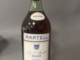 une bouteille de vin posée sur une table à côté d'une bouteille de vin