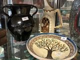 de nombreux vases exposés dans une vitrine