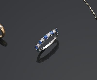 une collection de bijoux comprenant une bague, un collier et un bracelet