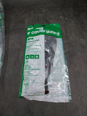 deux paquets de papier toilette posés par terre l'un à côté de l'autre