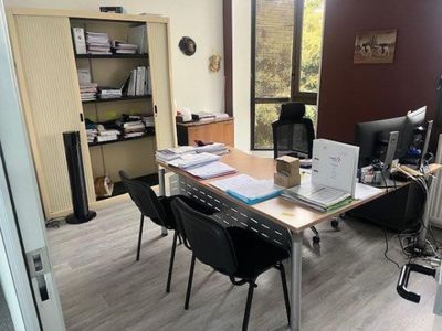 - 1 table bureau en courbe - 2 chaises drap
