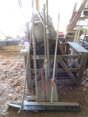 un balai et un porte-balai dans une grange