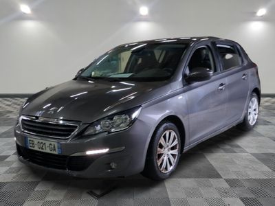 la voiture grise est garée sur un sol en damier dans le garage