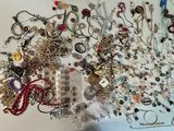 une table sur laquelle sont posés de nombreux bijoux