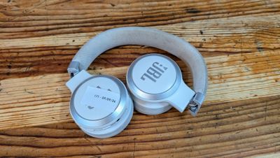 un casque posé sur une table en bois