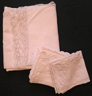 Nappe blanche en coton, brodée de fleurs épanouies - L: 3m ;…