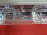 une vitrine qui contient de nombreux objets