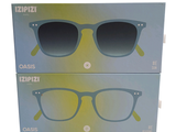 une paire de lunettes de soleil bleues et vertes dotées de verres jaunes