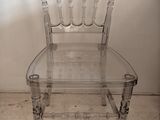 une chaise transparente posée dans un coin
