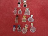 de nombreux petits flacons de parfum posés sur un support rouge