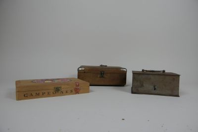 trois boîtes en bois posées les unes à côté des autres sur une surface blanche