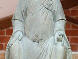 une statue de Bouddha assis sur un rebord