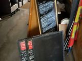 un tableau noir et un tableau à craie dans une salle