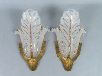une paire d'appliques en or et en verre transparent ornées de feuilles