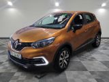 Une voiture marron est garée sur un sol à damier dans un garage.