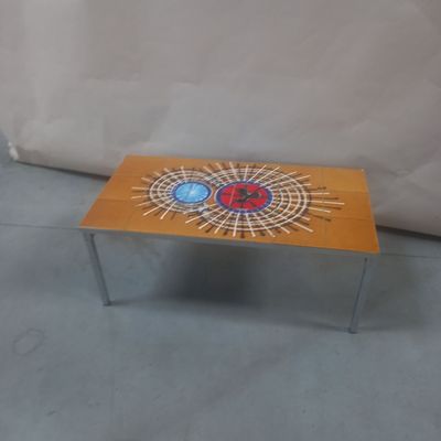 une petite table ornée d'un motif Spider-Man