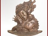 une statue en bronze d'une femme tenant un enfant dans ses bras